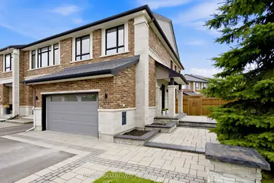 Att/Row/Townhouse in Blossom Park - Airport and Area