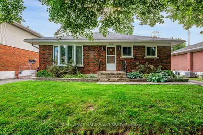 Detached in Elmvale Acres and Area