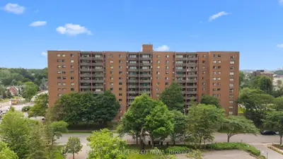 Condo Apartment in Woodroffe