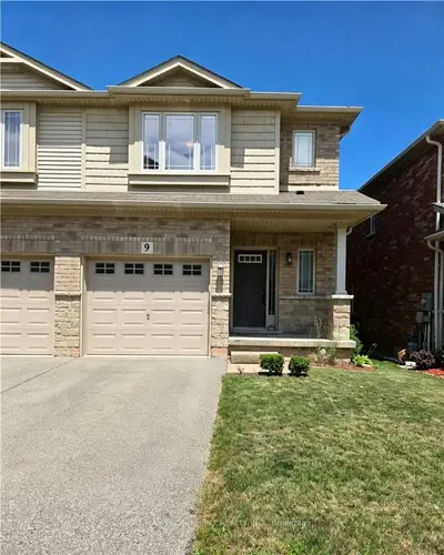 Att/Row/Townhouse in Grimsby