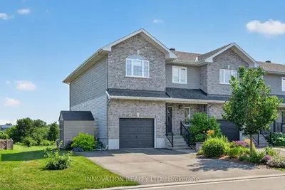 Att/Row/Townhouse in Carp - Huntley Ward