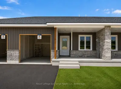 Att/Row/Townhouse in West Grey