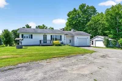 Detached in Front of Leeds & Seeleys Bay