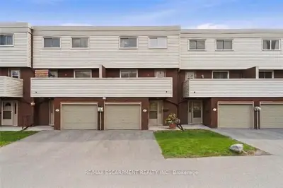 Condo Townhouse in Hamilton