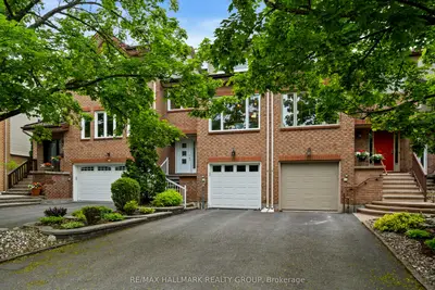 Att/Row/Townhouse in Manor Park - Cardinal Glen and Area
