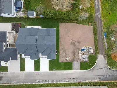 422-424 Robinson Street N, Grimsby, On L3m 3c8