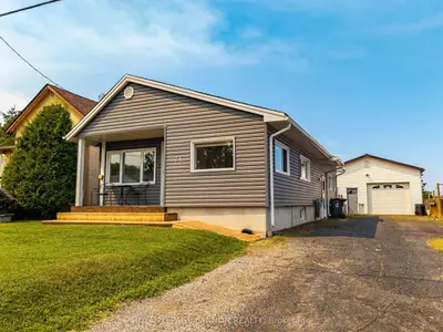 Detached in Thunder Bay