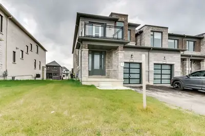 Att/Row/Townhouse in Woodstock