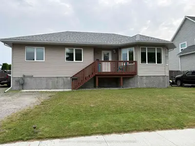 Detached in Fort Frances