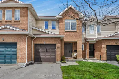 Att/Row/Townhouse in Hunt Club - South Keys and Area