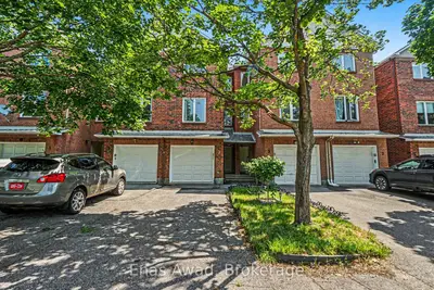Att/Row/Townhouse in Manor Park - Cardinal Glen and Area