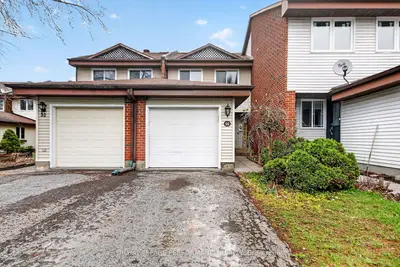 Att/Row/Townhouse in Russell