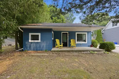 6366 London Road, Lambton Shores, On N0n 1j1