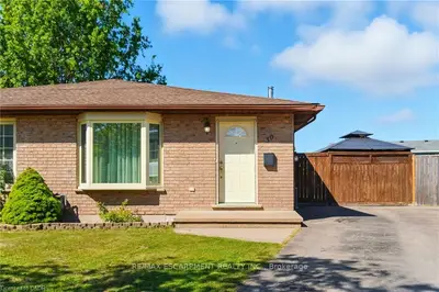 30 RAINBOW Court, Welland, ON L3C 6R4