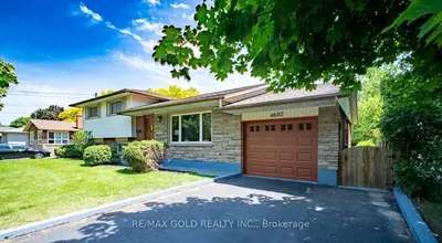 Detached in Niagara Falls