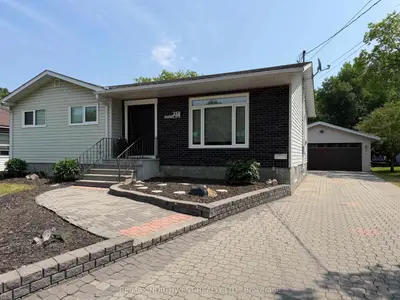 Detached in Fort Frances