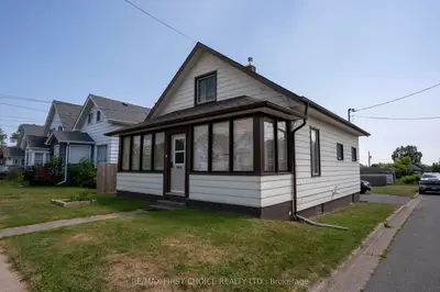 Detached in Thunder Bay