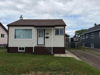 Detached in Thunder Bay