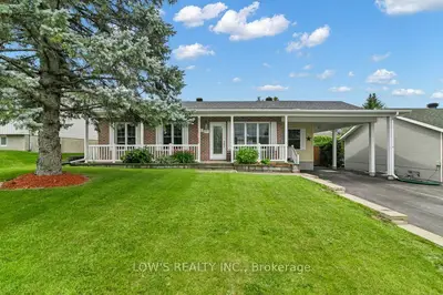 Detached in Champlain