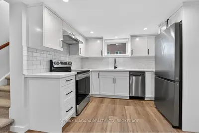 Detached in Niagara Falls