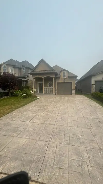 Detached in Niagara Falls