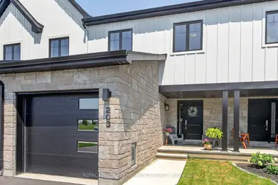 Att/Row/Townhouse in Russell