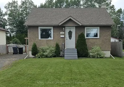 Detached in Thunder Bay