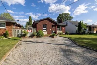 Detached in Thunder Bay