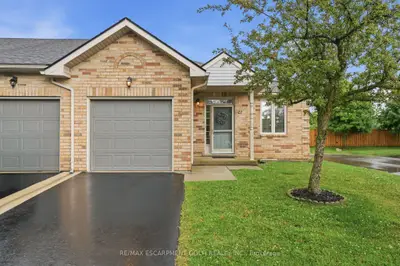 Condo Townhouse in Hamilton