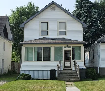 Detached in Thunder Bay
