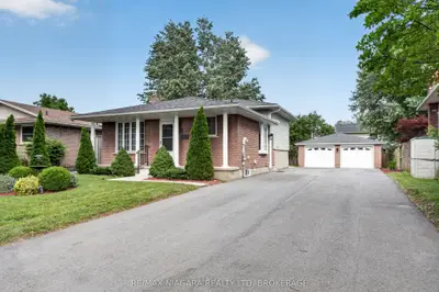 Detached in Niagara Falls