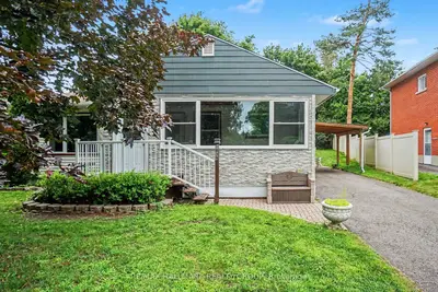 Detached in Elmvale Acres and Area