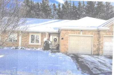 Condo Townhouse in Strathroy-Caradoc