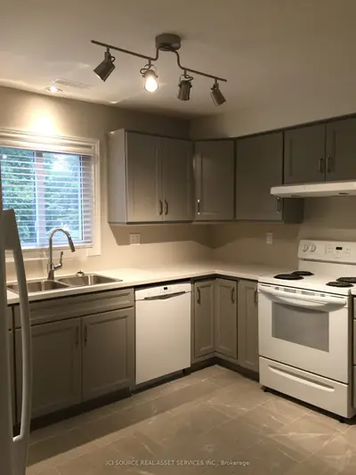 692 Lincoln Road, Windsor, On N8y 2g7