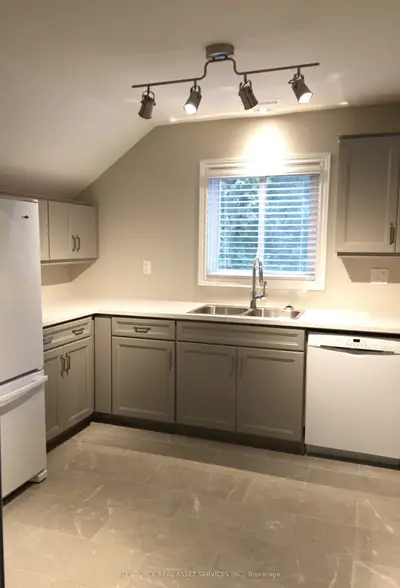 692 Lincoln Road, Windsor, On N8y 2g7