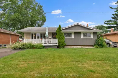 Detached in Niagara Falls