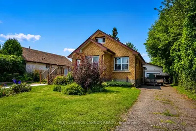 Detached in Thunder Bay