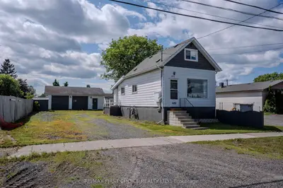 Detached in Thunder Bay