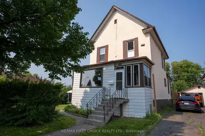 Detached in Thunder Bay