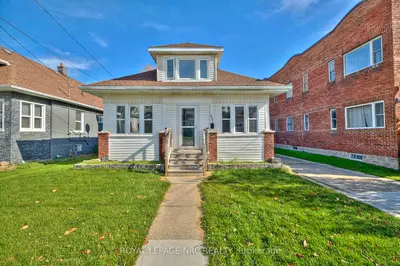 Detached in Niagara Falls