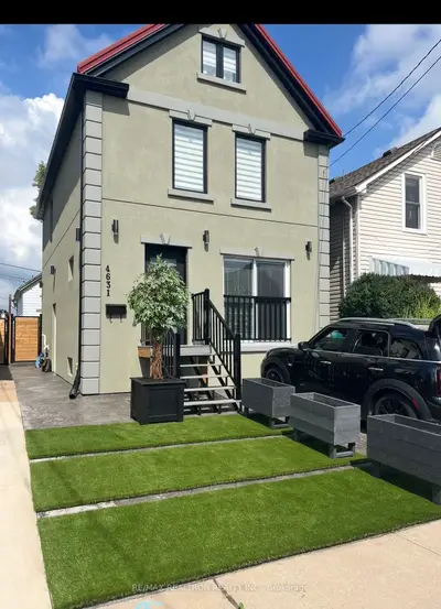 Detached in Niagara Falls