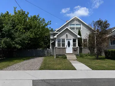 Detached in Fort Frances
