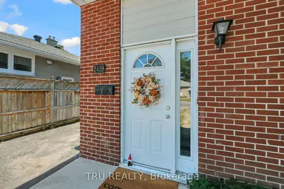 2428 IRIS Street A, Parkway Park - Queensway Terrace S and Area, ON K2C 1C6