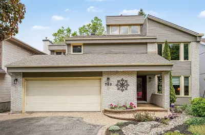 Detached in Billings Bridge - Riverside Park and Area
