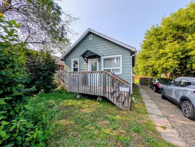 Detached in Thunder Bay