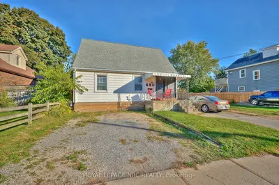 Detached in Niagara Falls