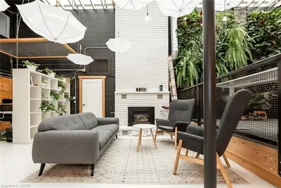 28 Princess Avenue Atrium, St. Thomas, On N5r 3v4