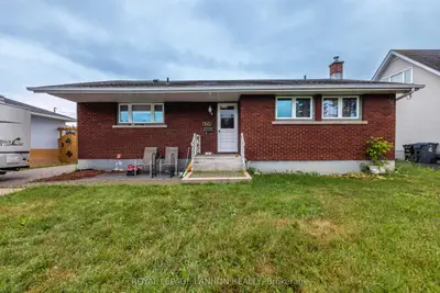 Detached in Thunder Bay