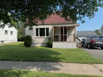 Detached in Thunder Bay