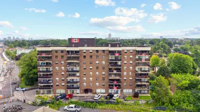 Condo Apartment in Woodroffe